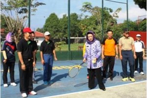 Bupati Kuningan, Hj Utje CH Suganda membuka turnamen tenis dan futsal KORPRI ditandai dengan pemukulan bola tenis.