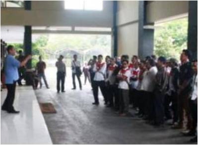 Aksi unjuk rasa di gedung DPRD Kuningan.