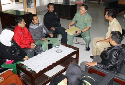 Staff sekertariat DPRD (Setwan) Kuningan, Sendi saat menjelaskan gagalnya DKHI ke senayan.