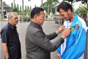 Wakil Bupati Kuningan saat melepas atlet atletik Kunngan 