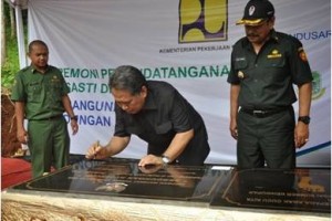 Penandatanganan prasasti Bendungan Kuningan