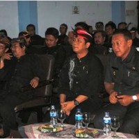 Wakil Bupati Kuningan besama Kadisparbus saat mengahdiri pelatihan aksara sunda di Gedung Kesenian.