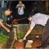 Petugas kepolisian saat menunjukan amunisi yang ditemukan warga di TPU.