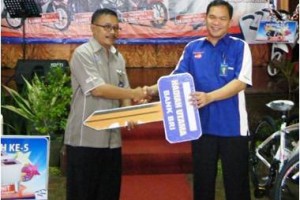 Kacab BRI Cabang Kuningan saat memberikan hadiah utama kepada pemenang undian.