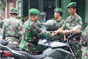 Dandim 0615 Kuningan, Letkol CziDindin Kamaludin Sip saat menyerahkan kendaraan dinas roda di di halaman Makodim Kuningan.