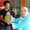 Bunda Warna menunjukan durian Oleced yang rasanya tidak kalah dengan durian montong.