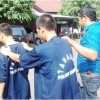 Dua Tersangka pemakai ganja digiring petugas kepolisian untuk dimintai keterangannya.