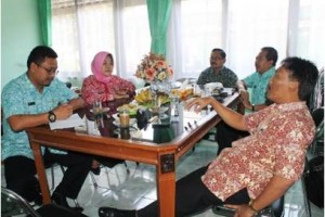 KAdis Cipta Karya saat meninjau kantor Kecamatan Kramat Mulya.