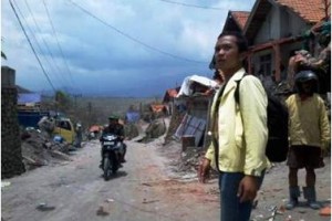 BEM UNIKU saat balsos dilokasi bencana eruosi gunung Kelud.