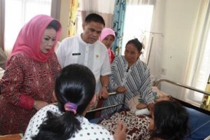 Bupati Kuningan, Hj Utje CH Suganda saat menengok warga yang keracunan.