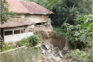 Rumah milik warga Jatimulya terlihat bagian belakangnya sudah ambruk.