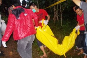 Moyat korban diamankan petugas, untuk selanjutnya akan diotopsi.