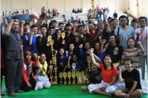KOntingenn SMA 3 berfoto bersama seusai menerima piala bergilir Disdikpora.