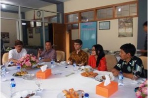 Aktivis asal Finlandia bersama ketua Dewan dan jajarannya makan siang bersama seusai membahas geothermal.
