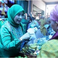 Bunda Warna saat blusukan di pasar Ciawi.