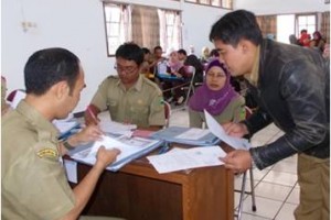 CPNS K2 saat memberikan berkas kepada petugas dari BKD Kuningan.