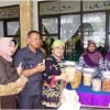 Wakil Bupati Kuningan, H Acep Purnama SH MH saat menikmati suguhan dari hasil kreatifitas industri rumahan dari kelompok UPPKS binaan BKBPP Kabupaten Kuningan.