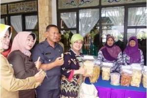 Wakil Bupati Kuningan, H Acep Purnama SH MH saat menikmati suguhan dari hasil kreatifitas industri rumahan dari kelompok UPPKS binaan BKBPP Kabupaten Kuningan.