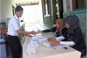 salah seorang karyawan toserba fajar yang dites urine