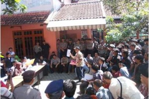 Sejumlah caleg saat adu argumentasi dengan panwas dan KPU terkait pelanggaran pileg 2014.