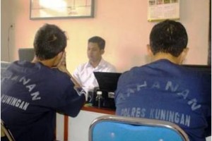 Tersangka pengegdar ganja saat dimintai keterangannya di Mapolres Kuningan.