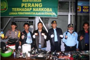 Petugas gabungan memperlihatkan hasil razia kamar napi di LP Kelas II A Kuningan.