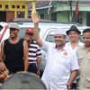 Caleg Gerindra, Muhajidin Nurhasyim saat kampanye dengan membagikan sembako murh.