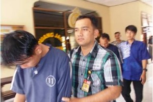 Tersangka pencabulan saat digelandang petugas untuk dimintai keterangannya.