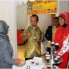 Staf Ahli Bidang Ekonomi Pemkab Kuningan H Nana Sugiana saat mencicipi produk makanan anak muda dalam ajang Mini Exibition Crea