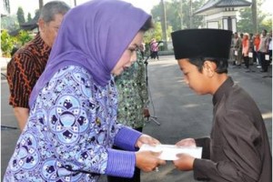 Bupati Kuningan saat memberikan kadeudeuh kepada juara MTQ tingkat Jabar.