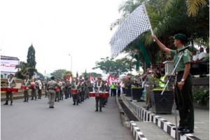 Dandim 0615 Kuningan, Letkol Czi Dindin Kamaludin Sip saat melepas peserta kirab.