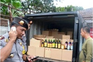 Sebuah mobil Box berisi ribuan botol miras ikegal berhasil diamankan petugas.