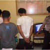para pengutil saat diperiksa di Polsek Kota Kuningan.