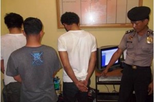 para pengutil saat diperiksa di Polsek Kota Kuningan.