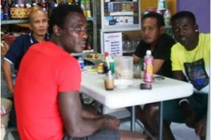 Dua pemain asing Persires Kuningan FC sedang istirahat seusai latihan fisik.