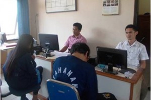 Dua tersangka pengedar dan pengguna sabu saat dimintai keterangannya di Mapolres Kuningan.