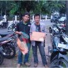 Moelyono (kiri) dan Arif saat membawa surat di dalam jaring ikan ke Gubernur dan DPRD Jaba