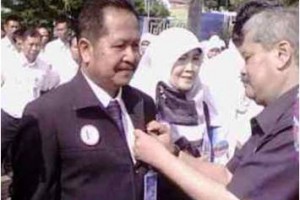 Kabag Hublang PDAM Kuningan, Suwarno saat menerima penghargaan yang disematkan sekda Kuningan.