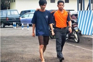 Tersangka pemilik sabu digelandang petugas kepolisian untuk dimintai keterangannya.