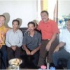 Transmigran asal Kuningan berfoto bersama dengan anggota DPRD dan Kadisnakertransos beserta jajarannya.