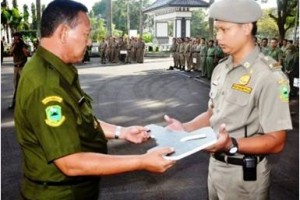 Wakil Bupati Kuningan, H Acep Purnama SH MH menyerahkan secara simbolis kunci motor kepada salah seorang kasi Trantib Kecamatan.