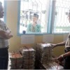 Sekretaris Disdikpora, Dedi Supardi saat meninjau persiapan pendistribusian soal UN.