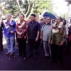 Kepala Dinas Pendidikan Jabar menerima kalungan bunga