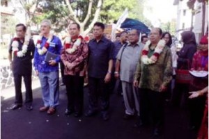 Kepala Dinas Pendidikan Jabar menerima kalungan bunga
