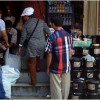 Salah satu toko diwilayah Kuningan ramai pembeli.
