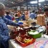 Kabid Perdagangan, Erwin saat memeriksa timbangan salah seorang pedagang di pasar baru.A