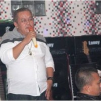 Manaf Suharnaf SH, ayah dari pengelola Absolute Cafe, Fadil Farhan saat memberikan sambutan peresmian resto yang berlokasi di Jalan Soekarno-Hatta Kuningan.
