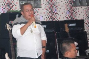 Manaf Suharnaf SH, ayah dari pengelola Absolute Cafe, Fadil Farhan saat memberikan sambutan peresmian resto yang berlokasi di Jalan Soekarno-Hatta Kuningan.