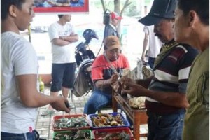 Pedagang batu akik di kawasan Pujasera.