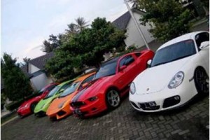 Puluhan mobil mewah saat diparkir duhalaman parkir Sangkan Resort Aqua Park.